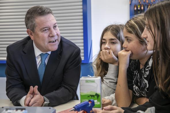 mujer,niña y ciencia